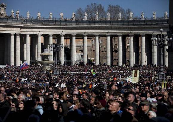 AP - ...roto de vez en cuando por fuertes aplausos ante las sinceras y sencillas palabras pronunciadas con voz tr&#233;mula por Benedicto XVI.