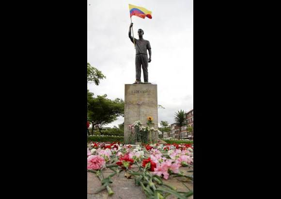 Ra&#250;l Palacios, Colprensa - Los 13 a&#241;os del homicidio fueron recordados con una ofrenda de 4.478 flores, que simbolizaron los d&#237;as que hasta el momento, se cuentan desde la muerte de Garz&#243;n.