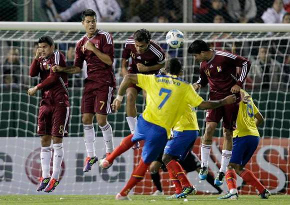 Reuters - Partido disputado en el estadio Padre Ernesto Martiarena de Salta ante 12.000 espectadores.