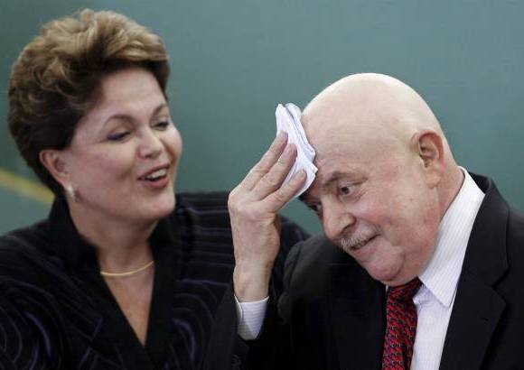Reuters - Con traje y sombrero negros y una corbata roja, Lula fue ovacionado por los invitados a la ceremonia y citado por todas las personalidades que se pronunciaron en el acto.