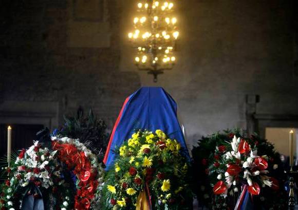 AP - Havel fue velado en la Sala de Vladislao del antiguo Palacio de los Reyes el miércoles 21 de diciembre, tras un multitudinario cortejo fúnebre que recorrió la zona histórica de la capital checa y al término del cual recibió honores militares.