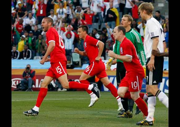 AP - La celebraci&#243;n de los ingleses que se volv&#237;an a meter en la pelea.