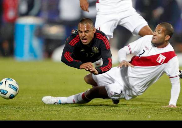 Reuters - Per&#250; pas&#243; a presionar nuevamente con ataques de Juan Vargas y Paolo Guerrero, apoyados por la velocidad de Yot&#250;n en las proyecciones desde la mitad del campo.