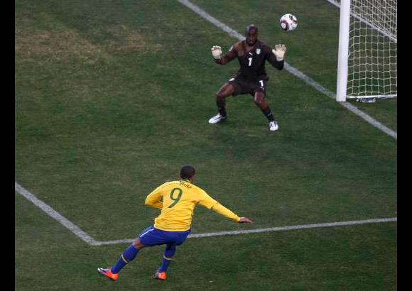 Reuters - Luis Fabiano marc&#243; a los 24 y 50 minutos.
