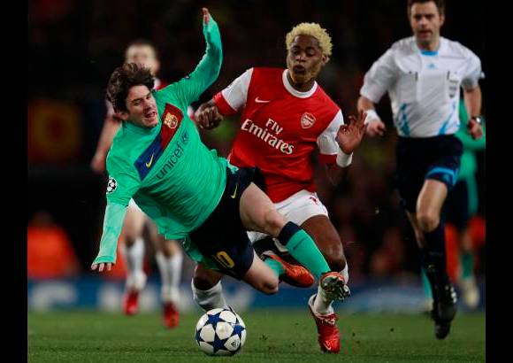 Reuters - Desahuciado a menos de un cuarto de hora para el final, el Arsenal obr&#243; este mi&#233;rcoles una sensacional remontada para derrotar 2-1 al Barcelona y seguir ilusionado con dar la gran sorpresa en los octavos de final de la Liga de Campeones.