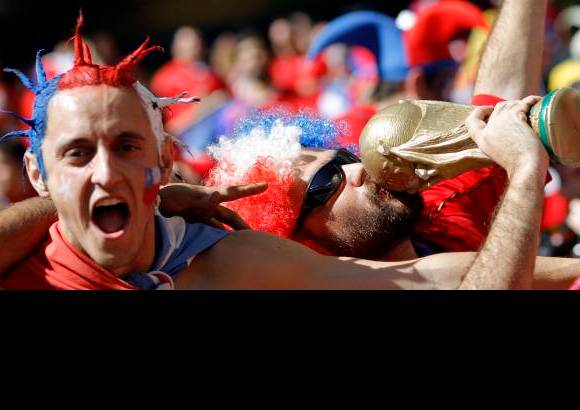 AP - La pasión por Chile se sintió en cada rincón del estadio Mbombela de Nelspruit.