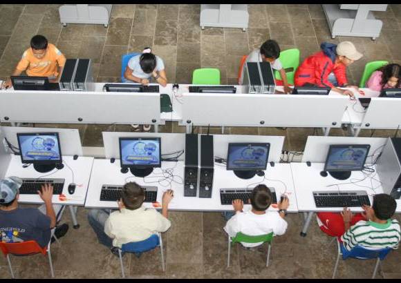 FOTO EL COLOMBIANO - Espacios dise&#241;ados para contribuir a la transformaci&#243;n de la ciudad desde los &#225;mbitos educativo, cultural y social. En los parques biblioteca convergen distintas instituciones en un mismo espacio para generar tejido social y plantear un nuevo estilo de convivencia.