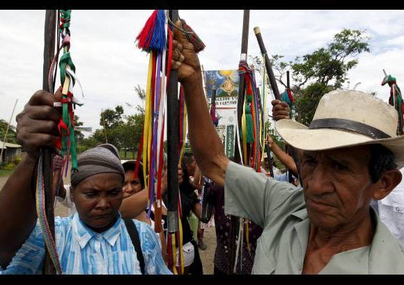 Manuel Saldarriaga - Los ind&#237;genas nasa que habitan el Cauca defienden la cosmovisi&#243;n de su tierra ancestral y sagrada que deben conservar. Pero lideran un reclamo de tierras que los enfrenta con los sectores empresariales y las comunidades campesinas y negras.