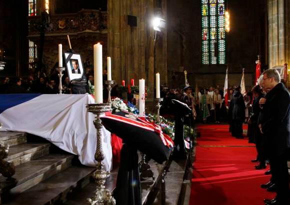 AP - El papa Benedicto XVI mostró su pesar por el fallecimiento del expresidente checo Vaclav Havel, del que resaltó la valentía con la que defendió los derechos humanos y la democracia en su país.