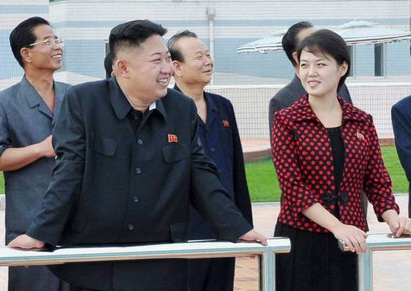 Reuters - El nuevo líder de Corea del Norte, Kim Jong-un, está casado, dijo la prensa estatal el miércoles, poniendo fin a las especulaciones sobre la relación con una mujer que ha sido vista a su lado en eventos recientes.