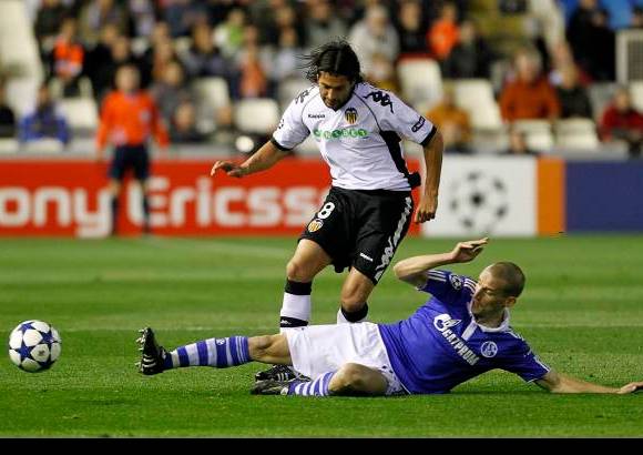 Reuters - En otro de los juegos de la jornada, Valencia de Espa&#241;a y Schalke 04 de Alemania igualaron a un tanto en el estadio de Mestalla ante 46.000 espectadores.