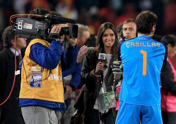 Reuters - Las curiosidades del partido. Casillas es entrevistado por su novia y reportera Sara Carbonero.