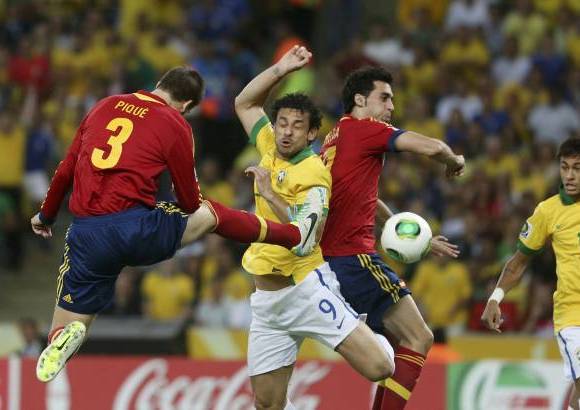 Reuters - El defensa espa&#241;ol Gerard Piqu&#233; recibi&#243; tarjeta roja por una fuerte falta contra Neymar.