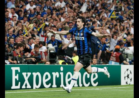 AP - El argentino Diego Milito fue el héroe del partido al anotar los dos goles para la victoria del Inter.