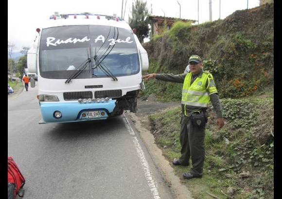 Guillermo Benav&#237;dez - El bus de servicio intermunicipal qued&#243; efectado en su parte delantera.