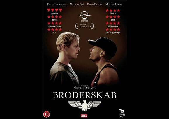 Broderskab - Hermandad (Bélgica/Dinamarca, 2010) - Un drama de Nicolo Donato que cuenta la historia de Lars, un joven que luego de ser rechazado por el ejército, se siente atraído por un grupo neo-nazi y por Jimmy, un muchacho de su misma edad. Aunque en estos ambientes hay un fuerte rechazo por las relaciones homosexuales, los jóvenes mantienen la suya oculta.