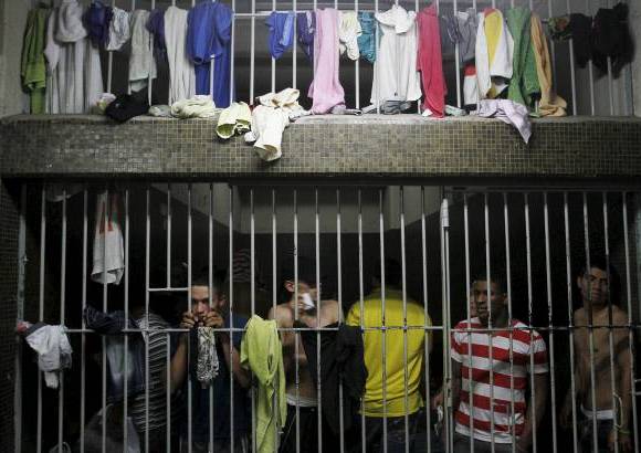 R&#243;binson S&#225;enz - Los detenidos se mantienen sin camisa, pues el sofoco es muy fuerte en el s&#243;tano, por el alto n&#250;mero de personas.