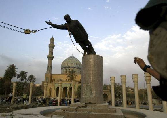 AP - Estatua de Saddam Hussein es destruida en el centro de Bagdad el 9 de abril de 2003.