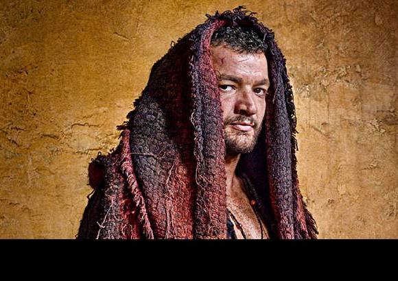 Cortes&#237;a starz.com - Ashur (Nick Tarabay): es un exesclavo y corredor de apuestas poco querido. El Sirio es enemigo de Crixus, Spartacus y Oenomaus, que logr&#243; escapar despu&#233;s de enfrentarse con Oenomaus en la sublevaci&#243;n de los gladiadores.