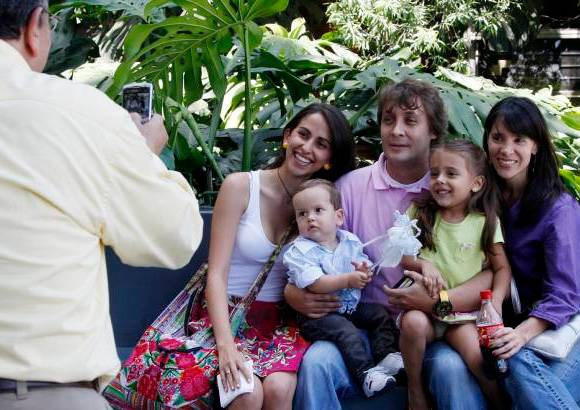 Jaime Pérez - Muchos ciudadanos asistieron con sus familias a los centro de votación.