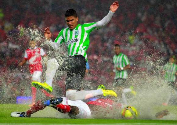 Colprensa - Gran parte del terreno de juego del estadio El Campín permaneció inundado durante el partido entre Santa Fe y Nacional en el partido de ida de la semifinal de la Liga Postobón.