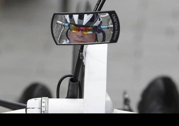 - José Parra de Cundinamarca se refleja en el espejo de su máquina, antes de participar en las competencias de ruta.