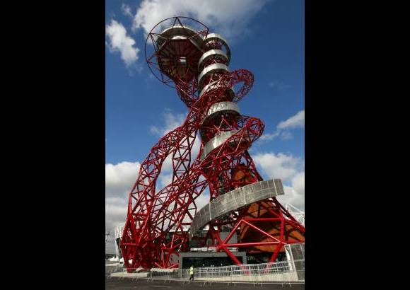 AP - Algunos cr&#237;ticos han calificado al entramado de acero tubular rojo como algo horripilante. Los tabloides brit&#225;nicos la han etiquetado como &quot;el Godzilla del arte p&#250;blico&quot;, o peor.