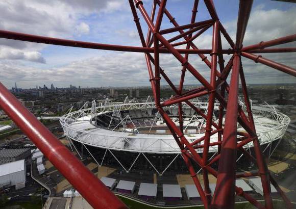 AP - Londres tiene una torre y punto de reuni&#243;n nuevo al quedar completa la construcci&#243;n de la Orbit, una torre escult&#243;rica de acero entrelazado de 115 metros de altura ubicada a un costado del nuevo Estadio Ol&#237;mpico de Londres que proporcionar&#225; a los visitantes vistas panor&#225;micas sobre la ciudad.