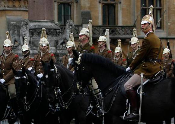 AP - El desfile también llegó a la parte sur de la plaza del Parlamento y situarse frente a la abadía de Westminster, templo en el que se oficiará la boda.