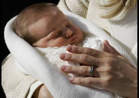AP - La princesa Letizia Ortiz, esposa del pr&#237;ncipe heredero espa&#241;ol Felipe, sostiene a su hija, la princesa Leonor. 2005.