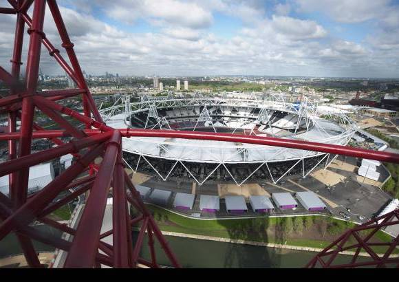 Reuters - La obra, que tambi&#233;n gener&#243; numerosas cr&#237;ticas, fue descrita como &quot;una Torre Eiffel despu&#233;s de un ataque nuclear&quot; o como &quot;un choque catastr&#243;fico entre dos gr&#250;as&quot;.
