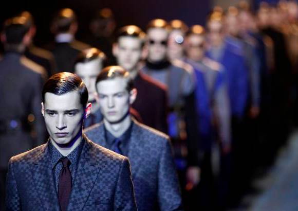 AP - El hombre del pr&#243;ximo oto&#241;o-invierno para Versace podr&#225; lucir jers&#233;is que se prolonguen m&#225;s all&#225; de su cintura, as&#237; como largas gabardinas y blazers, sin olvidar los trajes de chaqueta oscuros.