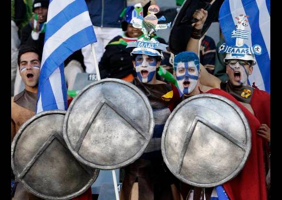 AP - Los curiosos atuendos de los hinchas griegos para seguir a su selección.