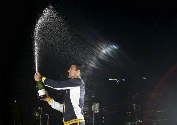 AP - El serbio, que ha ganado en Melbourne en cuatro de sus seis participaciones, consiguió ganar los puntos importantes mientras el británico sufría por unas ampollas en el pie derecho y los problemas musculares en su pierna izquierda.