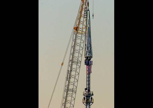 Reuters - La instalaci&#243;n de la antena en lo alto del edificio, que alguna vez se llam&#243; Freedom Tower, se pudo ver en directo en las pantallas gigantes de Times Square y a trav&#233;s de la redes sociales.