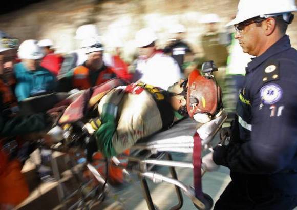 AP - El minero, cuyo viaje por el pozo excavado durante 33 d&#237;as se demor&#243; apenas 15 minutos y 32 segundos, llevaba unas gafas oscuras especiales para evitar que la luz da&#241;ara sus ojos y mostraba una gran serenidad.