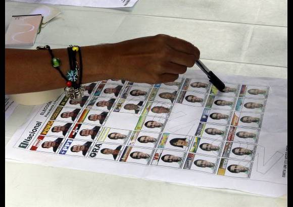 Donaldo Zuluaga - A diferencia de lo que sucede en Venezuela donde se implementó la modalidad del voto electrónico, el proceso se realiza con tarjetas impresas.