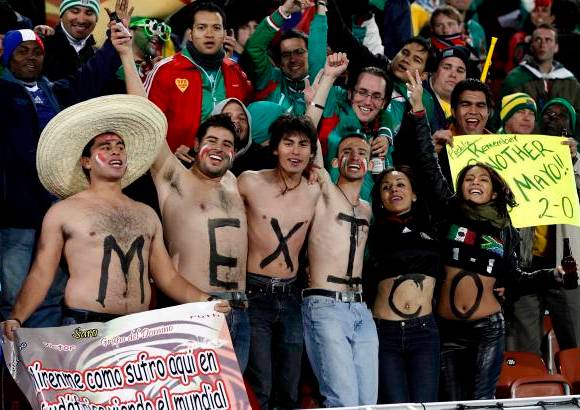 AP - Una amplia mayoría de hinchas mexicanos y en una noche con un frío muy cercano a los cero grados.