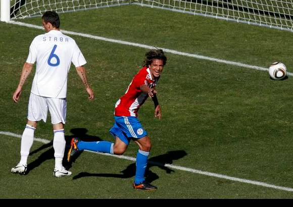 AP - Enrique Vera a los 27 minutos abrió el marcador para la albirroja.
