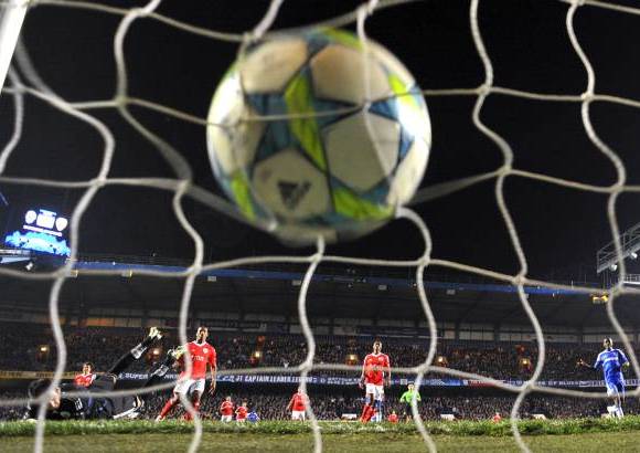 Reuters - Los goles del Chelsea vinieron gracias a Frank Lampard en la primera parte y al portugu&#233;s Ra&#250;l Meireles en el descuento.