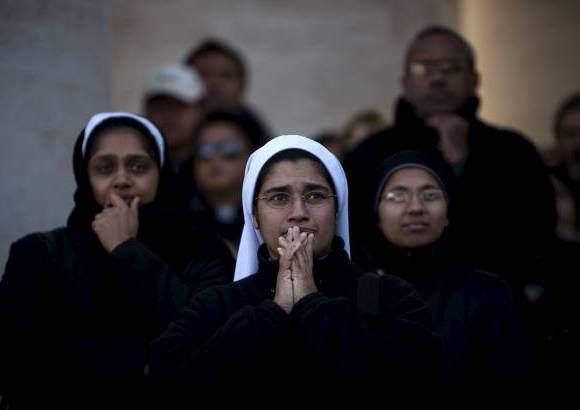 AP - Otros prefirieron rezar el rosario, en suave murmullo, a la espera del papa.