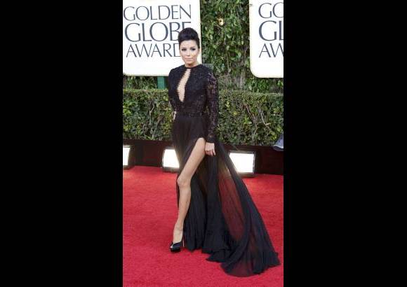 Reuters - El calor latino se hizo notar especialmente con la presencia de Eva Longoria y una vertiginosa abertura en su vestido de manga larga.