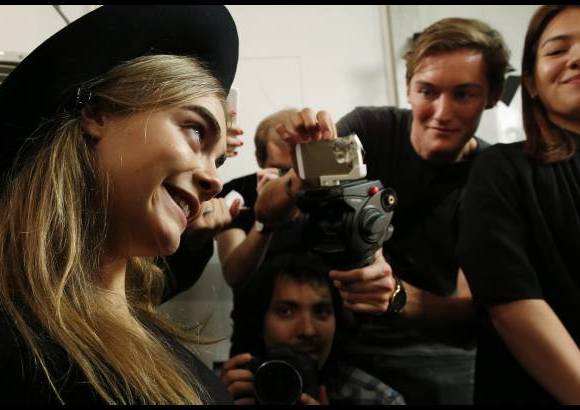 Reuters - Cara Delevingne es considerada la sucesora de Kate Moss y fue nombrada en 2012 modelo del a&#241;o por los British Fashion Awards.