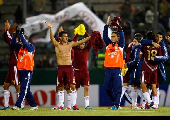 Reuters - Un magn&#237;fico gol del Maestrico Gonz&#225;lez a la hora de juego dio la victoria y el liderato del Grupo B de la Copa Am&#233;rica a la selecci&#243;n de Venezuela, que fue superior a un equipo ecuatoriano sin pegada y que s&#243;lo se mostr&#243; ofensivo cuando perd&#237;a.
