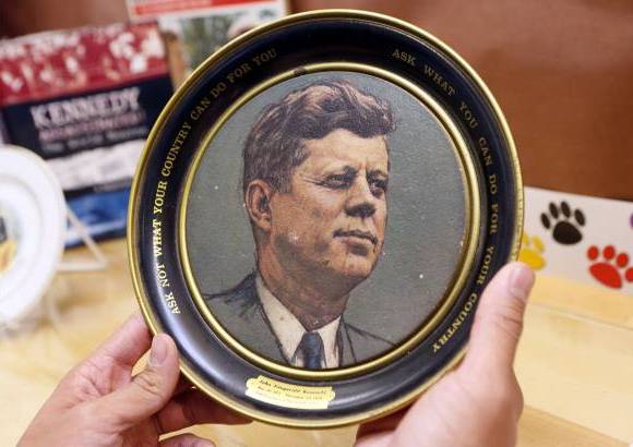 AP - Esta semana fue el aniversario número 50 del asesinato de J.F Kennedy. Los norteamericanos lo recuerdan.