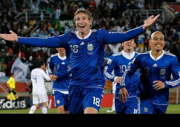 AP - Y cuando no, Palermo, el Titán de Boca Juniors, aseguró el resultado al clavar el 2-0 luego de un rebote en el arquero tras un disparo de Messi.