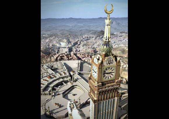 AP - El reloj, que tiene un diámetro de unos cuarenta metros y se encuentra a una altura de la tierra de otros 400, puede verse desde cualquier punto de La Meca y hasta a una distancia de unos 25 kilómetros.