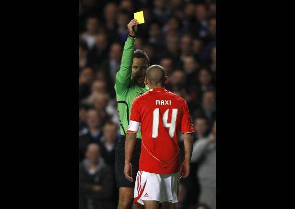 Reuters - Maxi Pereira, jugador del Belfica, vio la tarjeta amarilla ante una agresi&#243;n.