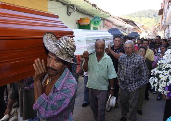 Hern&#225;n Vanegas - Este martes el municipio de Angostura estuvo de luto. Una marcha silenciosa acompa&#241;&#243; los despojos mortales de las v&#237;ctimas del invierno.