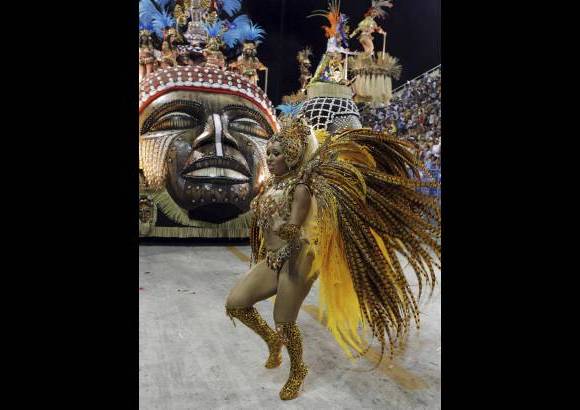 Reuters - Plumas y lentejuelas en la garota de la escuela de samba Vila Isabel.
